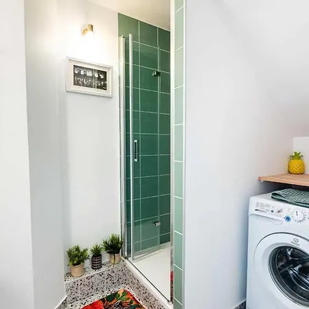 Elegant 2 Bedroom Triplex With Parking Appartement *