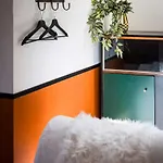 아파트 Elegant 2 Bedroom Triplex With Parking *