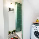 Elegant 2 Bedroom Triplex With Parking 아파트 *