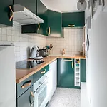 Elegant 2 Bedroom Triplex With Parking 아파트