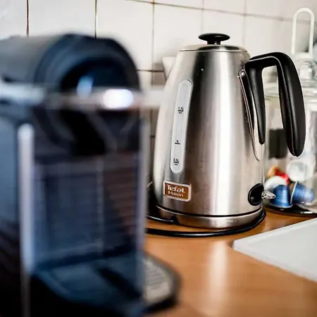 Elegant 2 Bedroom Triplex With Parking *