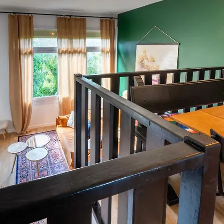 Elegant 2 Bedroom Triplex With Parking 아파트