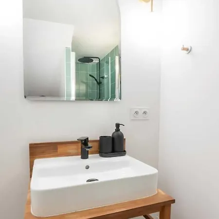 Elegant 2 Bedroom Triplex With Parking Honfleur