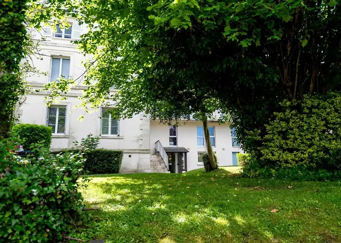 Elegant 2 Bedroom Triplex With Parking *