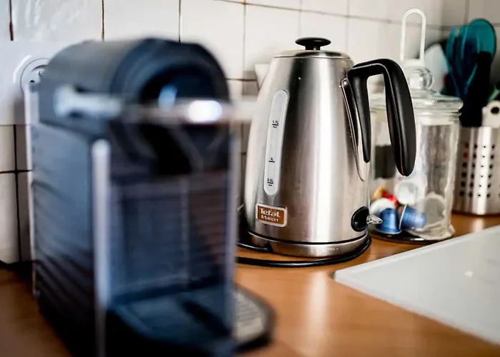 Elegant 2 Bedroom Triplex With Parking *