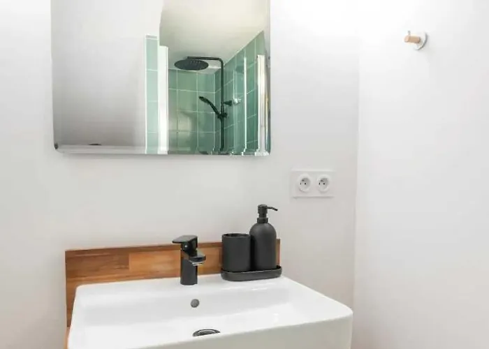 Elegant 2 Bedroom Triplex With Parking أونفلور