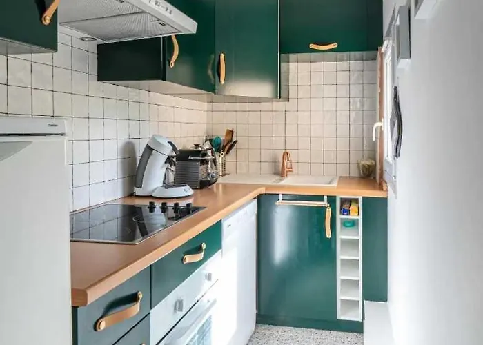 Elegant 2 Bedroom Triplex With Parking Lejlighed