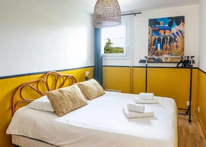 Elegant 2 Bedroom Triplex With Parking Lejlighed *